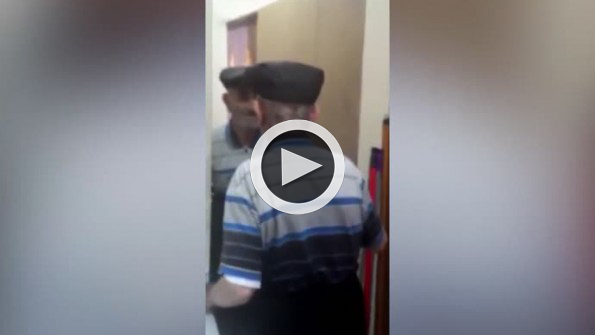 Aynada kendisiyle kavga eden sevimli dede