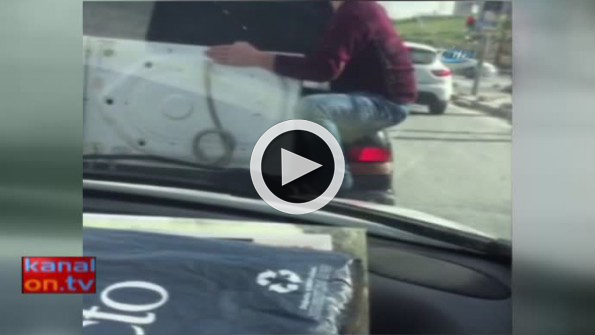 Otomobilin bagajında çamaşır makinesi taşıdılar