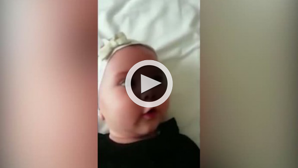 Gülüşüyle sosyal medyayı sallayan bebek