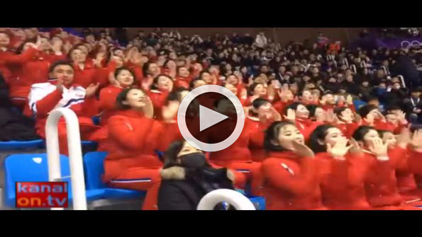 Takımlarına tezahürat yapan Kuzey Koreli kızlar