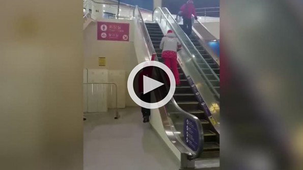 İsviçreli kayakçıdan yürüyen merdivene nasıl binilmez dersi