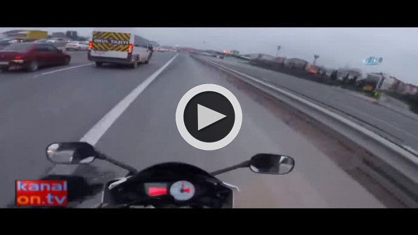 Motosikletli el kol hareketi yapınca servisçi tekme tokat saldırdı