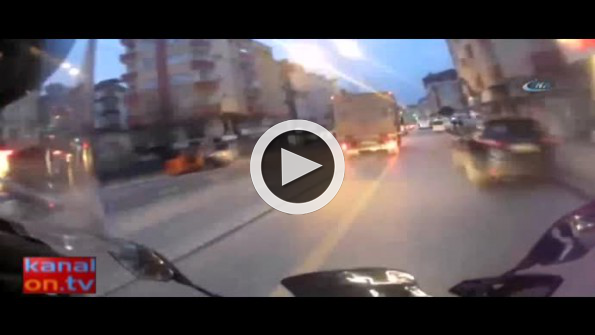 Sinyal vermeyen sürücü motosikletliyi canından ediyordu