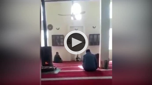 Aniden aşka gelip imamı korkutan adam