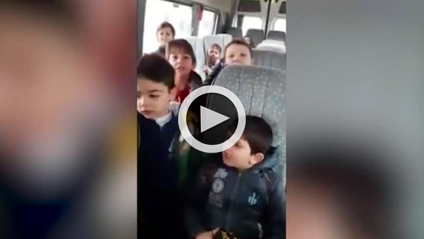 Mehmetçiğe en güzel destek! Okul servisinde Komando Marşı