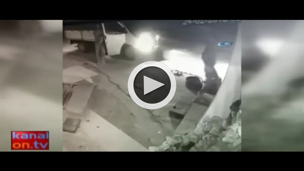 İzmir’de bir iş yerinde Türk bayrağını indirdiler