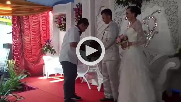 Düğünde pos makinesiyle davetlilerden çekim yapan damat