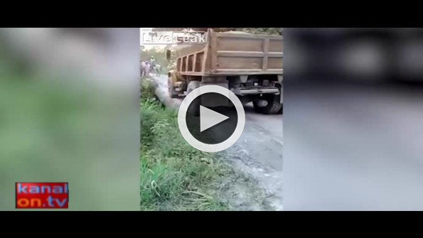 Kamyonun ağırlığına dayanamayan köprü çöktü