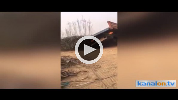 Yük boşaltmada çığır açan kamyon şoförü