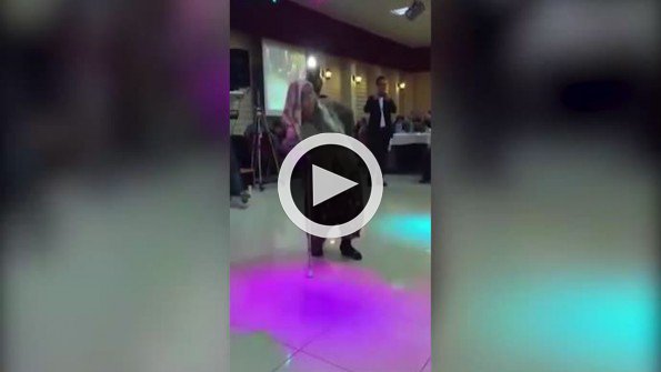Düğünde ’topal oyunu’nun dibine vuran yaşlı teyze