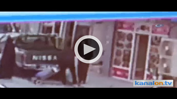 Çarşaflı eşine hakaret eden adamı böyle yere serdi