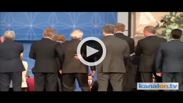 NATO zirvesinde sarhoş olan Juncker’in rezil olduğu anlar