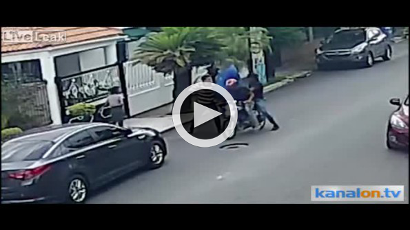 Gaspçıları şemsiyeyle püskürten adam