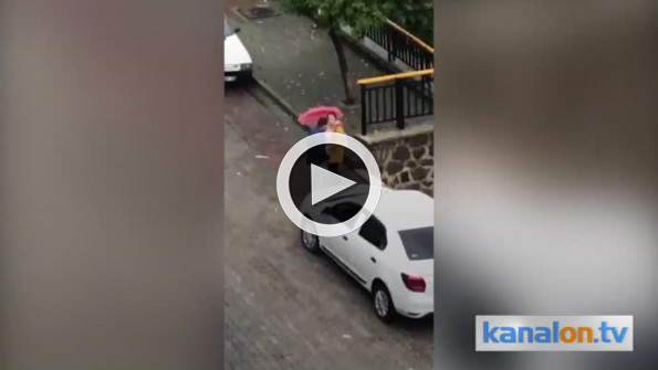 İzmir sokak ortasında kadını darp eden şahsı arıyor!