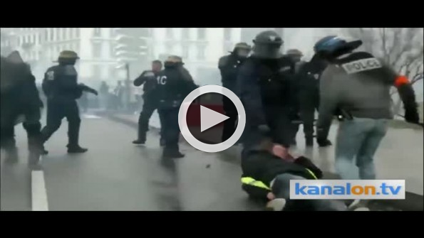 Fransız polisi kadın göstericiyi saçından tutarak sürükledi
