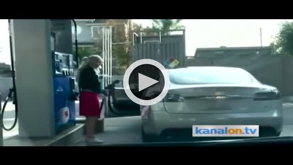 Elektrikli araca benzin doldurmak isteyen kadın sürücü