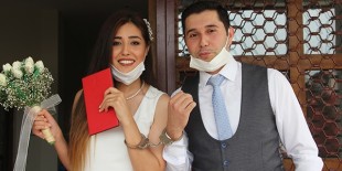 Komiser yardımcısı çifte nikah töreninde “kelepçe“ takıldı