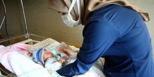 Konya’da sokakta bulunan bebeğe hemşireler annelik yapıyor