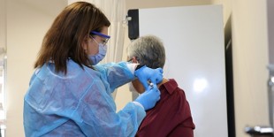 Almanya’dan getirilen Kovid-19 aşısı gönüllülere uygulanmaya başlandı