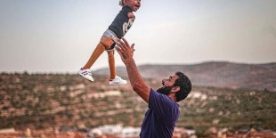 Muhammed bebek Türkiye’de kavuştuğu protez bacaklarıyla İdlib’e döndü