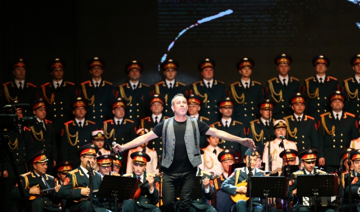 Rus Kızılordu Korosu ve Haluk Levent konser verdi