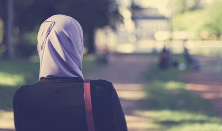 Kanada’da Müslüman öğretmenin işine başörtüsü nedeniyle son verildi