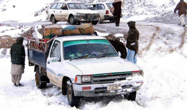 Pakistan’da yoğun kar yağışı: Araçlarında mahsur kalan 21 kişi donarak öldü