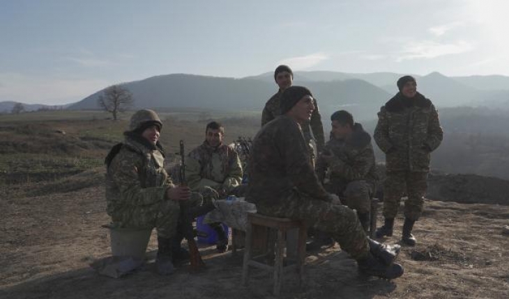 Azerbaycan, gözaltındaki 8 askeri Ermenistan’a iade etti