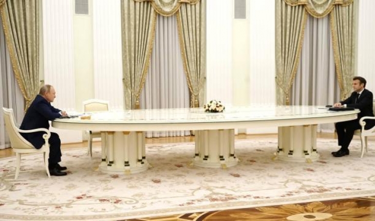 Putin-Macron görüşmesindeki devasa masanın nedeni açıklandı