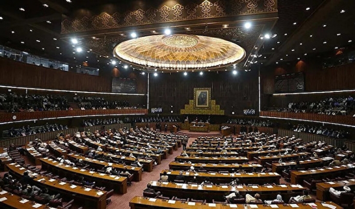 Pakistan’da meclis üstünlüğü muhalefet blokuna geçti