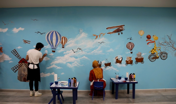 Hastanenin duvarları hasta çocukların hayal dünyasıyla renkleniyor