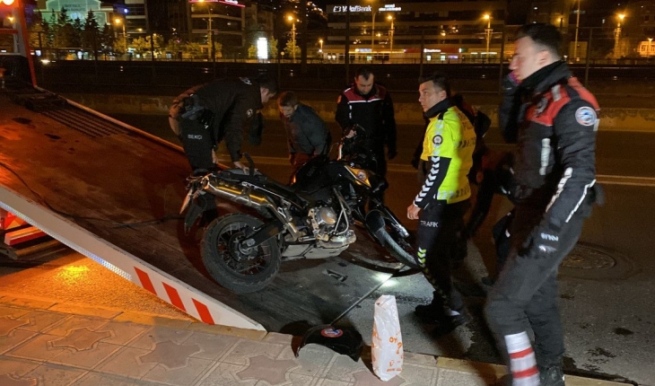 Polis aracı çıkabilir’ tabelasının altında otomobil ile motosikletli polis kaza yaptı