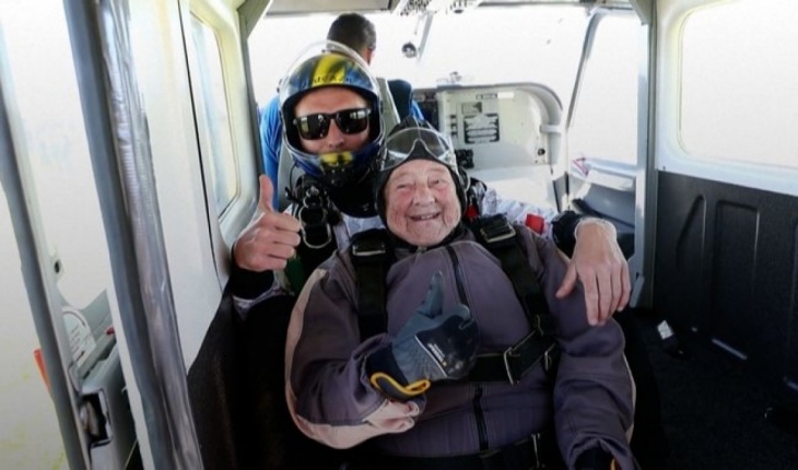 103 yaşındaki kadın paraşütle atlayarak rekor kırdı