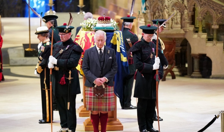 Kral 3. Charles, Kraliçe 2. Elizabeth’in cenazesi başında nöbet tuttu