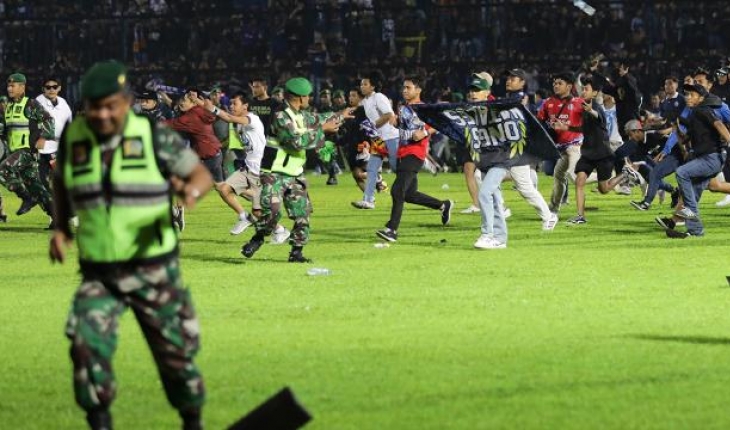 Futbol maçında izdiham: 174 kişi öldü
