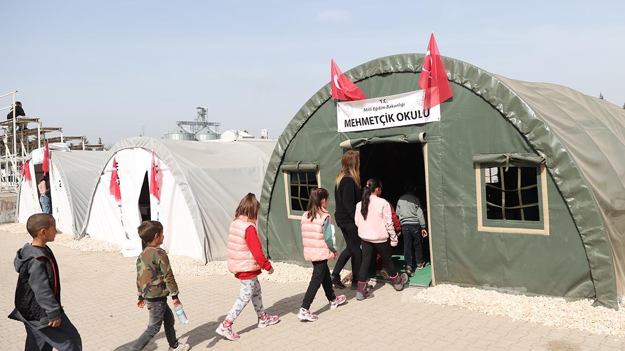 Mehmetçik Okulu çadırında eğitim başladı