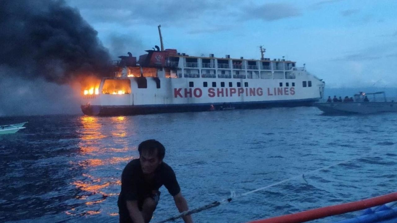 Filipinler’de feribot açık denizde alev aldı, yolcular kurtarıldı